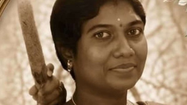 யாழ்ப்பாணம், உடுவில் பிரதேச செயலகத்தில் கடமையாற்றிய பெண் அபிவிருத்தி உத்தியோகத்தர் ஒருவர், விடுமுறை நாளான நேற்று ஞாயிற்றுக்கிழமை அலுவலகப் பணிக்காக அழைக்கப்பட்ட நிலையில், பாதுகாப்பற்ற மின் கசிவில் சிக்கி உயிரிழந்த துயரச் சம்பவம் பெரும் அதிர்ச்சியையும் சோகத்தையும் ஏற்படுத்தியுள்ளது.