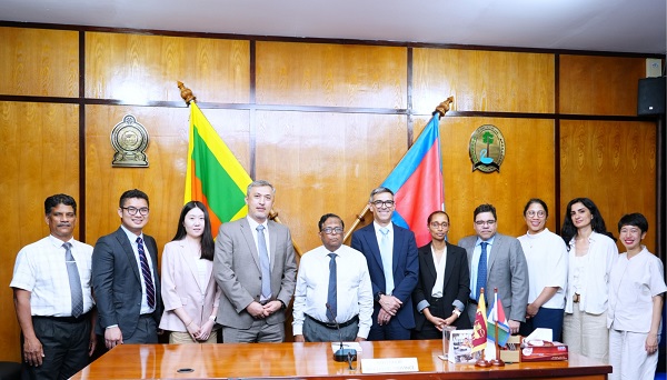 வடக்கு மாகாணத்தில் முதலீட்டுக்கான தற்போதைய நிலைமை, முதலீடுகளை முன்னெடுப்பதில் காணப்படும் வாய்ப்புகள், எதிர்நோக்கும் இடையூறுகள் மற்றும் தாமதங்கள் தொடர்பில் சர்வதேச நாணய நிதியக் குழுவினர் வடக்கு மாகாண ஆளுநர் நா. வேதநாயயகனிடம் விரிவாகக் கேட்டறிந்தனர்.