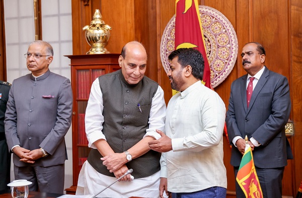 இலங்கைக்கு உத்தியோகப்பூர்வ விஜயம் மேற்கொண்டுள்ள இந்திய பாதுகாப்பு அமைச்சர் ஸ்ரீ ராஜ்நாத் சிங் மற்றும் ஜனாதிபதி அநுர குமார திசாநாயக்க ஆகியோருக்கு இடையிலான சந்திப்பு இன்று (09) முற்பகல் ஜனாதிபதி அலுவலகத்தில் இடம்பெற்றது.