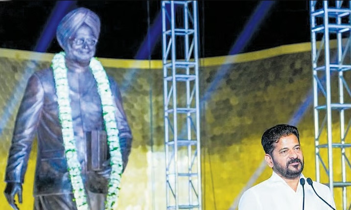 முன்னாள் பிரதமர் மன்மோகன் சிங்கிற்கு 'பாரத ரத்னா' விருது வழங்கப்பட வேண்டும் என்று வலியுறுத்தியுள்ள தெலங்கானா முதலமைச்சர் ஏ. ரேவந்த் ரெட்டி, மத்திய அரசு குறுகிய அரசியல் லாபங்களைக் கடந்து மறைந்த தலைவரைப் பெருமைப்படுத்த வேண்டும் என்று கேட்டுக்கொண்டார்.