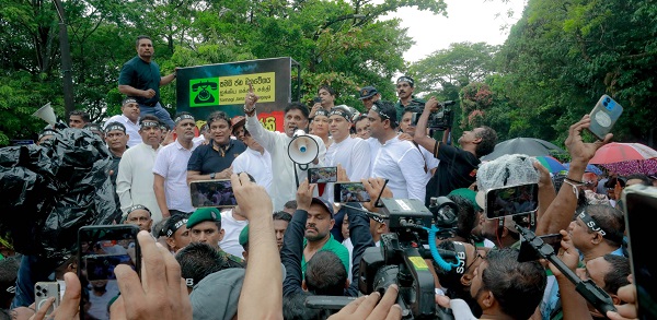 ஜனநாயகத்திற்கு விரோதமான - அரசியலமைப்புக்கு எதிரான 22 ஆவது திருத்தத்தை அரசாங்கம் நாடாளுமன்றத்தில் நிறைவேற்றிக் கொண்டாலும், ஐக்கிய மக்கள் சக்தி அரசாங்கத்தின் கீழ் இதனை நீக்குவோம் என்று எதிர்க்கட்சித் தலைவர் சஜித் பிரேமதாச தெரிவித்தார்.