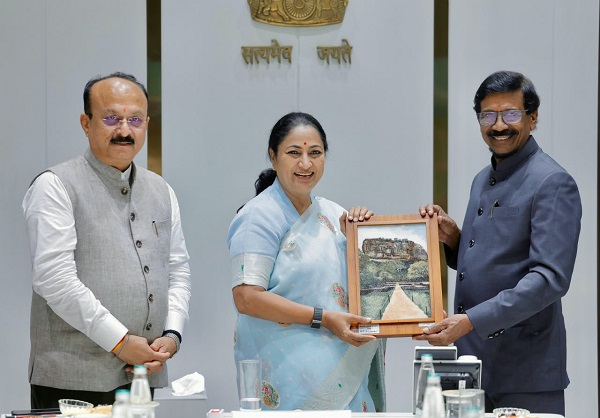 இந்தியாவிற்கு விஜயம் மேற்கொண்டுள்ள மக்கள் விடுதலை முன்னணியின் (JVP) பொதுச்செயலாளர் ரில்வின் சில்வா தலைமையிலான பிரதிநிதிகள் குழு, இன்று (30) டெல்லி முதலமைச்சர் ரேகா குப்தாவைச் சந்தித்து பேச்சு நடத்தியது.