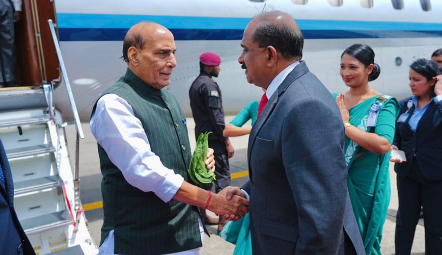 இந்தியாவுக்கும் இலங்கைக்கும் இடையிலான பாதுகாப்பு ஒத்துழைப்பை மேலும் வலுப்படுத்தும் நோக்கில், இந்திய பாதுகாப்பு அமைச்சர் ராஜ்நாத் சிங் மூன்று நாள் அதிகாரபூர்வ பயணமாக இன்று கட்டுநாயக்க விமான நிலையத்தை வந்தடைந்தார்.