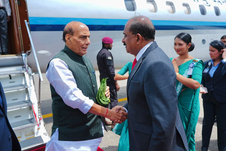 இந்தியாவுக்கும் இலங்கைக்கும் இடையிலான பாதுகாப்பு ஒத்துழைப்பை மேலும் வலுப்படுத்தும் நோக்கில், இந்திய பாதுகாப்பு அமைச்சர் ராஜ்நாத் சிங் மூன்று நாள் அதிகாரபூர்வ பயணமாக இன்று கட்டுநாயக்க விமான நிலையத்தை வந்தடைந்தார்.