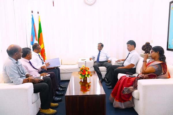 ஜனாதிபதி அநுரகுமார திஸாநாயக்க எதிர்வரும் புதன்கிழமை (16.09.2026) மன்னார் மற்றும் முல்லைத்தீவு மாவட்டங்களுக்கு மேற்கொள்ளவுள்ள பயணத்துக்கான முன்னேற்பாடுகள் தொடர்பான விசேட கலந்துரையாடல், வடக்கு மாகாண ஆளுநர் நா.வேதநாயகன் தலைமையில் இன்று (11.09.2026) வெள்ளிக்கிழமை காலை ஆளுநர் செயலகத்தில் நடைபெற்றது.