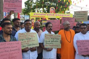 நதிக்கு மேலே மெல்லிய கயிற்றில் நடந்து சீன வீரர் சாகசம்