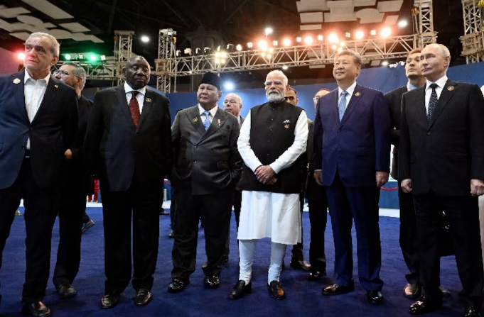 டெல்லியில் சனிக்கிழமை நடைபெற்ற பிரிக்ஸ் (BRICS) உச்சிமாநாட்டில் உரையாற்றிய சீன ஜனாதிபதி ஷி ஜின்பிங், மத்திய கிழக்கு மோதலில் பிரிக்ஸ் கூட்டமைப்பு அமைதியை ஏற்படுத்தும் அமைப்பாக (Peacemaker) செயல்பட வேண்டும் என்று வலியுறுத்தினார்.