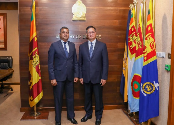 இலங்கைக்கான சீனாவின் புதிய தூதுவராக நியமிக்கப்பட்டுள்ள Wei Huaziang , பாதுகாப்புச் செயலாளர் ஏயார் வைஸ் மார்ஷல் சம்பத் தூயகொந்தாவை (ஓய்வு) இன்று ( 22) பாதுகாப்பு அமைச்சில் இன்று சந்தித்து கலந்துரையாடினார்.