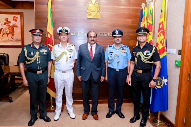 இந்திய பாதுகாப்பு அமைச்சருடன் இலங்கைக்கு வருகை தந்துள்ள சிரேஷ்ட பாதுகாப்பு அதிகாரிகளைக் கொண்ட உயர்மட்ட இந்திய பாதுகாப்பு பிரதிநிதிகள் குழு , பாதுகாப்பு அமைச்சில் பாதுகாப்பு பிரதி அமைச்சர் மேஜர் ஜெனரல் அருண ஜயசேகரவை (ஓய்வு) சந்தித்து பேச்சு நடத்தியது.
