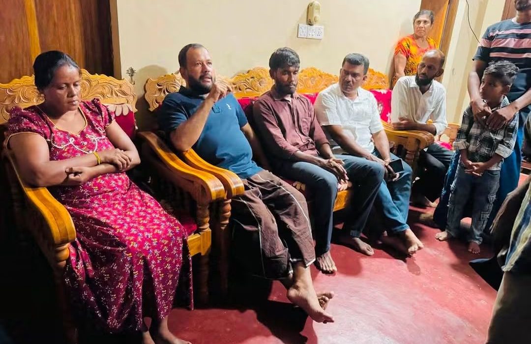 சவூதி அரேபியாவில் அனோஜன் சிவராஜாவுக்கு மரண தண்டனை விதிக்கப்பட்டுள்ளதாக வெளியான தகவல்களை அடுத்து, அகில இலங்கை மக்கள் காங்கிரஸின் தலைவரும் முன்னாள் அமைச்சருமான ரிஷாட் பதியுதீன், கல்முனை நற்பிட்டிமுனையிலுள்ள அவரது குடும்பத்தினரை நேற்று நேரில் சென்று சந்தித்தார்.
