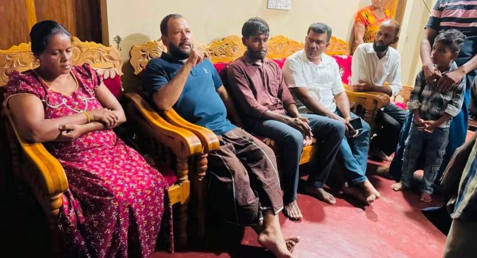 சவூதி அரேபியாவில் அனோஜன் சிவராஜாவுக்கு மரண தண்டனை விதிக்கப்பட்டுள்ளதாக வெளியான தகவல்களை அடுத்து, அகில இலங்கை மக்கள் காங்கிரஸின் தலைவரும் முன்னாள் அமைச்சருமான ரிஷாட் பதியுதீன், கல்முனை நற்பிட்டிமுனையிலுள்ள அவரது குடும்பத்தினரை நேற்று நேரில் சென்று சந்தித்தார்.