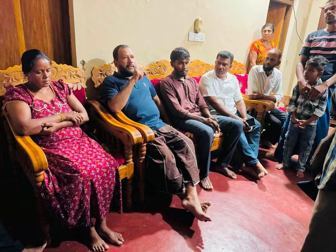 சவூதி அரேபியாவில் அனோஜன் சிவராஜாவுக்கு மரண தண்டனை விதிக்கப்பட்டுள்ளதாக வெளியான தகவல்களை அடுத்து, அகில இலங்கை மக்கள் காங்கிரஸின் தலைவரும் முன்னாள் அமைச்சருமான ரிஷாட் பதியுதீன், கல்முனை நற்பிட்டிமுனையிலுள்ள அவரது குடும்பத்தினரை நேற்று நேரில் சென்று சந்தித்தார்.