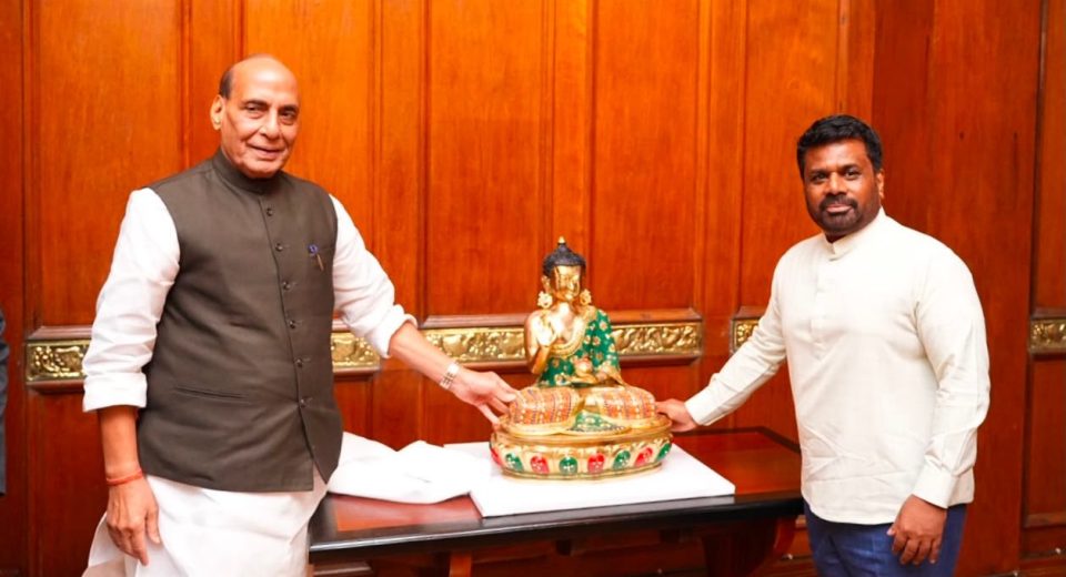 இலங்கைக்கு விஜயம் மேற்கொண்டுள்ள இந்திய பாதுகாப்பு அமைச்சர் ராஜ்நாத் சிங், ஜனாதிபதி அநுரகுமார திஸாநாயக்கவை இன்று (09) சந்தித்து பேச்சு நடத்தினார்.
