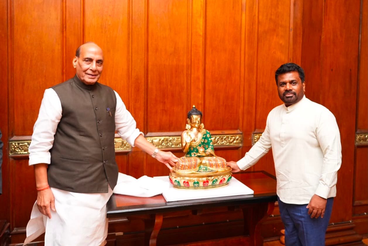 இலங்கைக்கு விஜயம் மேற்கொண்டுள்ள இந்திய பாதுகாப்பு அமைச்சர் ராஜ்நாத் சிங், ஜனாதிபதி அநுரகுமார திஸாநாயக்கவை இன்று (09) சந்தித்து பேச்சு நடத்தினார்.