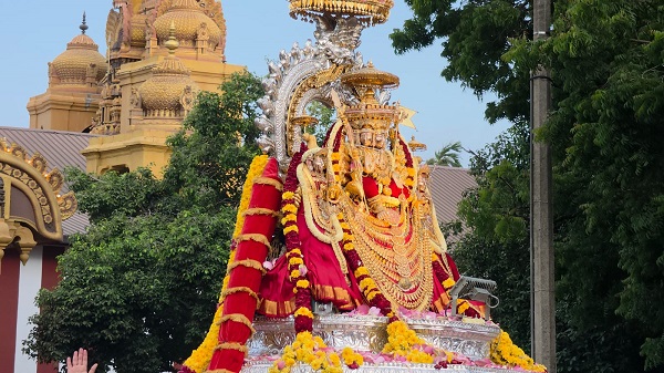 நல்லூர் கந்தசுவாமி ஆலயத்தின் மகோற்சவப் பெருவிழாவின் முக்கிய நிகழ்வான தேர்த்திருவிழா இன்று (09) பக்தி பரவசத்துடன் வெகு சிறப்பாக நடைபெற்றது.
