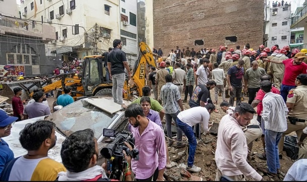 டெல்லியில் மாணவர் விடுதி கட்​டிடம் இடிந்து விழுந்த விபத்​தில் உயி​ரிழந்​தவர்​கள் எண்​ணிக்கை 7 ஆக உயர்ந்துள்​ளது. விபத்து தொடர்​பாக மாநக​ராட்சி அதி​காரி​கள் 5 பேரை இடைநீக்​கம் செய்து டெல்லி அரசு உத்​தர​விட்​டது.