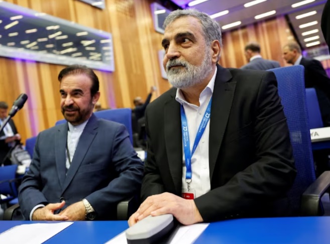வியன்னாவில் நடைபெறும் சர்வதேச அணுசக்தி முகவர் நிலையத்தின் (IAEA) கூட்டத்தில் ஈரான் அணுசக்தித் தலைவர் பங்கேற்பதற்கு ஐக்கிய நாடுகள் சபையின் 'ஸ்நாப்பேக்' (snapback) தடைகளில் விலக்கு அளிக்க எதிர்ப்பு தெரிவித்து அமெரிக்கா தடை விதித்துள்ளது.