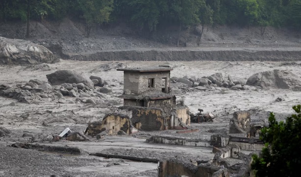 Some missing tourists make contact as Nepal flood death toll tops 1,100
