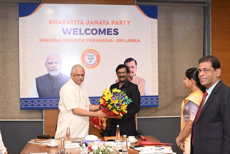 இந்தியாவுக்குப் பயணம் மேற்கொண்டுள்ள ஜேவிபி பொதுச் செயலர் ரில்வின் சில்வா தலைமையிலான குழுவினர் பாஜகவின் உயர் மட்டப் பிரமுகர்களைச் சந்தித்துக் கலந்துரையாடி வருகின்றனர்.