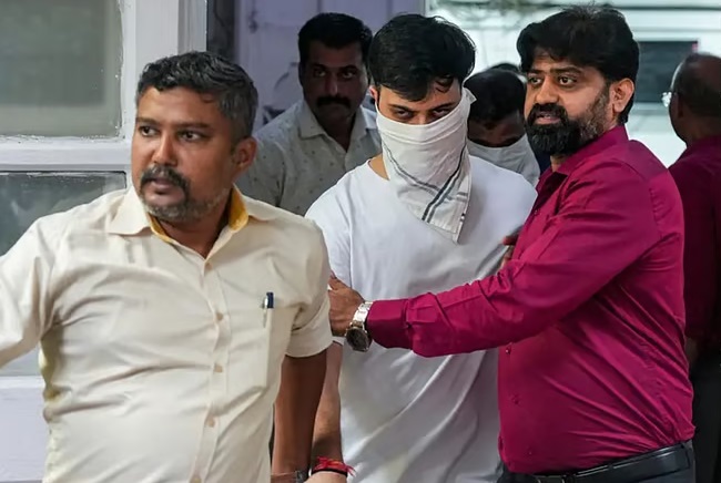 பிரதமர் நரேந்​திர மோடி​யின் நிகழ்ச்சி வளாகத்​தில் கைத் துப்பாக்கியுடன் நுழைந்தவர் உட்பட 3 பேர் கைது செய்யப்பட்டு உள்​ளனர். அவர்​களிடம் தீவிர விசா​ரணை நடத்தப்பட்டு வருகிறது.