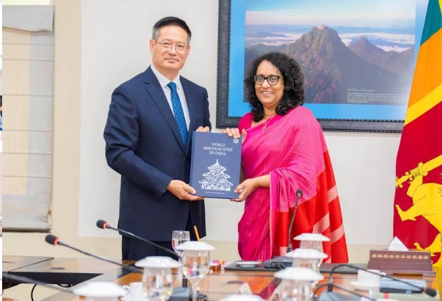 இலங்கைக்கான புதிய சீனத் தூதுவராக நியமிக்கப்பட்டுள்ள வேய் ஹுவாஷியாங்குக்கும் பிரதமர் கலாநிதி ஹரிணி அமரசூரியவுக்கும் இடையிலான சந்திப்பு அலரி மாளிகையில் நடைபெற்றது.