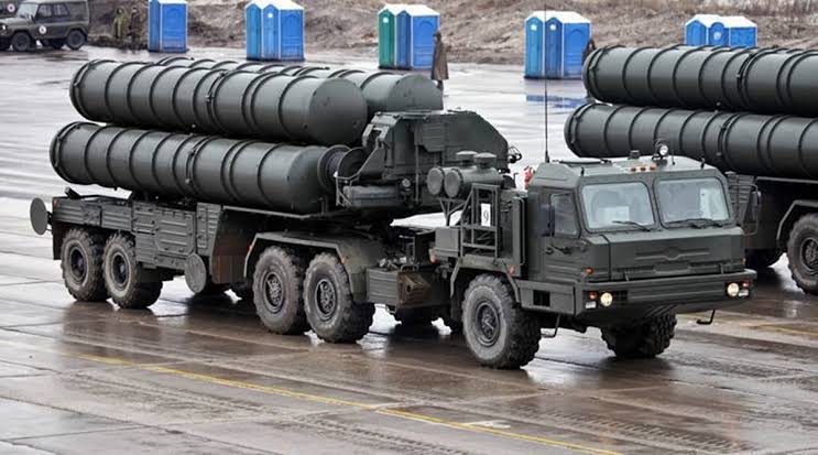 இந்திய விமானப் படையின் 'எஸ்-400' (S-400) வான் பாதுகாப்பு ஏவுகணை அமைப்பு, 'ஆப்பரேஷன் சிந்தூர்' (Operation Sindoor) இராணுவ நடவடிக்கையின் போது 314 கிலோமீட்டர் தொலைவில் இருந்த பாகிஸ்தானின் சிறப்புப் பணி விமானத்தை சுட்டு வீழ்த்தியதாகப் பாதுகாப்பு அமைச்சகத்தின் 2025-26 ஆண்டறிக்கையில் தெரிவிக்கப்பட்டுள்ளது.