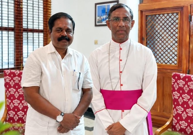 யாழ்ப்பாணம் மறைமாவட்டத்தின் புதிய ஆயராகப் பொறுப்பேற்றுள்ள பேரருட்திரு அன்ரன் ரஞ்சித் பிள்ளைநாயகம் ஆண்டகையை, இலங்கைத் தமிழரசுக் கட்சியின் யாழ். மாவட்ட நாடாளுமன்ற உறுப்பினர் சிவஞானம் சிறீதரன் மரியாதை நிமித்தமாகச் சந்தித்துக் கலந்துரையாடியுள்ளார்.