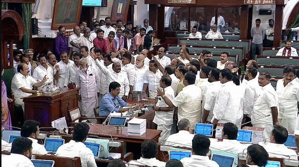 தமிழக சட்டப்பேரவையில் இருந்து திமுகவினர் கூண்டோடு வெளியேற்றப்பட்டனர்.