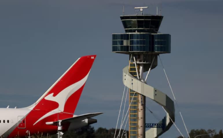 சிட்னி விமான நிலையத்தில் கடந்த ஜூலை மாதம் இரு Qantas விமானங்கள் ஒன்றுடன் ஒன்று மோதி விபத்துக்குள்ளாகும் ஆபத்திலிருந்து மயிரிழையில் தப்பின.