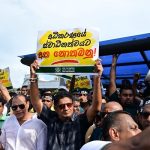 அரசமைப்பின் 22ஆவது திருத்தச் சட்ட மூலத்துக்கு எதிராக, எதிர்க்கட்சித் தலைவர் சஜித் பிரேமதாஸ தலைமையில் கொழும்பு கோட்டை ரயில் நிலையத்துக்கு முன்பாக இன்று போராட்டம் முன்னெடுக்கப்பட்டது.