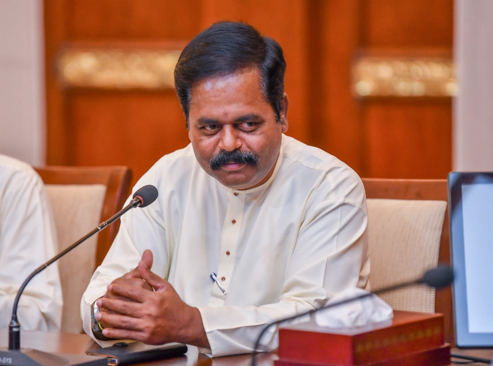 தன் மீது ஆதாரமற்ற குற்றச்சாட்டுகளை முன்வைத்த நாடாளுமன்ற உறுப்பினர்களான சாமர சம்பத் தசநாயக்க மற்றும் தயாசிறி ஜயசேகர ஆகியோருக்கு எதிராக எந்தவொரு விளக்கமோ நடவடிக்கையோ எடுக்கப்படவில்லை என இலங்கைத் தமிழரசுக் கட்சியின் யாழ்ப்பாணம் - கிளிநொச்சி மாவட்ட நாடாளுமன்ற உறுப்பினர் சிவஞானம் சிறீதரன் சுட்டிக்காட்டியுள்ளார்.