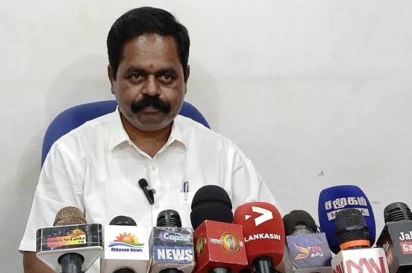 "எங்களை அழித்தவர்கள், இன அழிப்பை மேற்கொண்டவர்கள், எங்கள் வீடுகளில் இன்றும் நெருப்பின் நினைவுகளை விட்டுச் சென்றவர்கள், எங்கள் பிள்ளைகளைக் காணாமல் ஆக்கியவர்கள் என நாம் குற்றஞ்சாட்டுகின்ற தரப்பினருடன் இன்று சிலர் ஒரே மேடையில் ஏறி நிற்கின்றனர்"-
