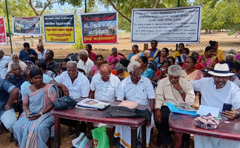 தமது பூர்வீக நிலங்களை உடனடியாக விடுவிக்குமாறு கோரி யாழ். மயிலிட்டி மக்கள் இன்று வெள்ளிக்கிழமை 21 ஆவது வாரமாகவும் தொடர் போராட்டத்தை முன்னெடுத்தனர்.