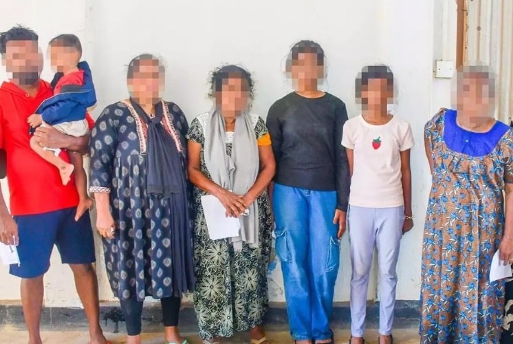 இந்தியாவில் இருந்து படகு மூலம் இலங்கைக்குள் நுழைய முற்பட்டவேளை மணல் தீவுகளில் மீட்கப்பட்ட 11 பேரும் பிணையில் விடுவிக்கப்பட்டுள்ளனர்.