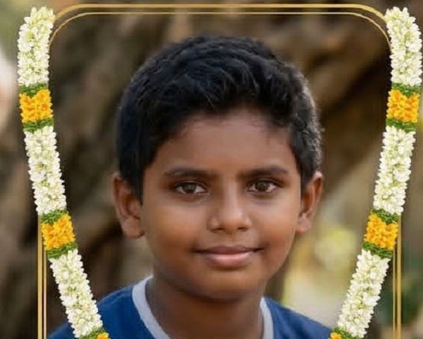 நிலத்தில் வீழ்ந்து கிடந்த பாம்பின் விஷம் பட்டதாகச் சந்தேகிக்கப்படும் நாவல் பழத்தை உண்ட 11 வயதுடைய சிறுவன் ஒருவர் உயிரிழந்த பரிதாபகரமான சம்பவம் நேற்று வியாழக்கிழமை மாலை மட்டக்களப்பு, வெல்லாவெளி பொலிஸ் பிரிவுக்குட்பட்ட பாலையடிவட்டை பிரதேசத்தில் இடம்பெற்றுள்ளது.