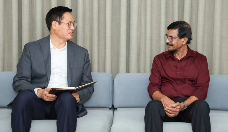 இலங்கைக்கான புதிய சீனத் தூதுவர் வெய் ஹுவாசியாங், ஜேவிபியின் பொதுச்செயலாளர் ரில்வின் சில்வாவைச் சந்தித்துக் கலந்துரையாடியுள்ளார்.