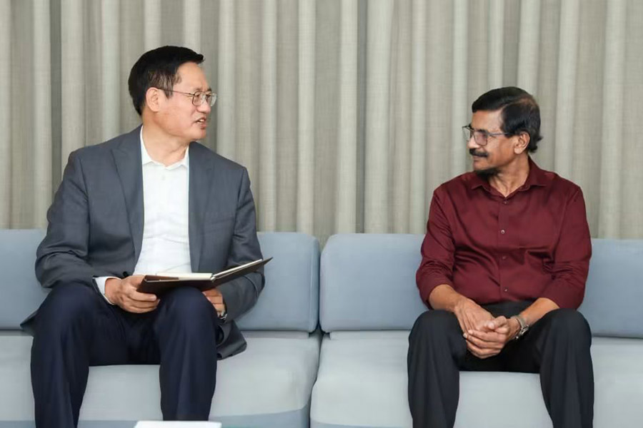 இலங்கைக்கான புதிய சீனத் தூதுவர் வெய் ஹுவாசியாங், ஜேவிபியின் பொதுச்செயலாளர் ரில்வின் சில்வாவைச் சந்தித்துக் கலந்துரையாடியுள்ளார்.