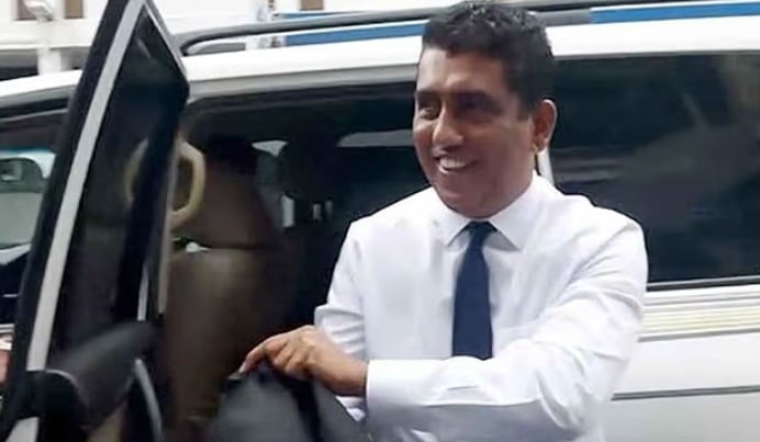 ஸ்ரீலங்கா பொதுஜன பெரமுன கட்சியின் முக்கியஸ்தரான முன்னாள் அமைச்சர் ஜொன்ஸ்டன் பெர்ணான்டோ , லஞ்ச , ஊழல் பற்றிய விசாரணை ஆணைக்குழுவினரால் ஆணைக்குழுவினால் (CIABOC) கைது செய்யப்பட்டுள்ளார்.