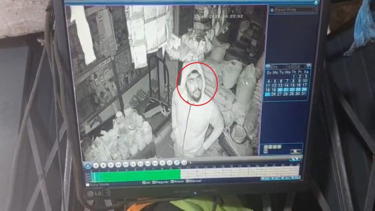 ஹட்டன் நகரில் இன்று (25) அதிகாலை ஒரே இரவில் நான்கு வர்த்தக நிலையங்களின் பூட்டுகளை உடைத்து திருட்டுச் சம்பவம் இடம்பெற்றுள்ளது.