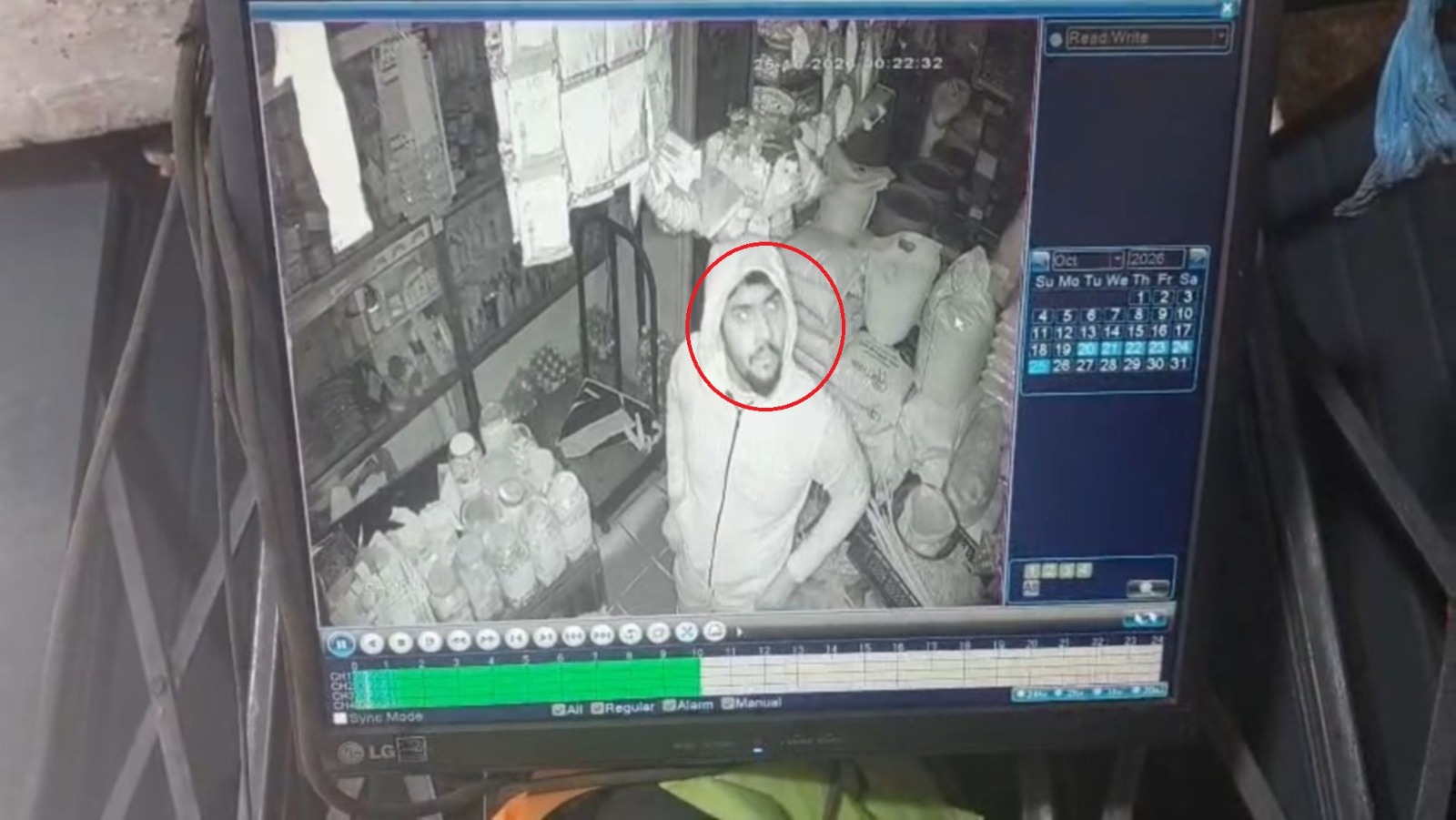 ஹட்டன் நகரில் இன்று (25) அதிகாலை ஒரே இரவில் நான்கு வர்த்தக நிலையங்களின் பூட்டுகளை உடைத்து திருட்டுச் சம்பவம் இடம்பெற்றுள்ளது.