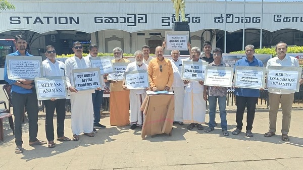 சவூதி அரேபியாவில் மரண தண்டனையை எதிர்நோக்கியுள்ள இலங்கைச் சேர்ந்த சிவராசா அனோஜனை, கருணை மற்றும் மன்னிப்பின் அடிப்படையில் சவூதி அரசும் , மன்னரும் விடுதலை செய்ய வேண்டும் என வலியுறுத்தி கொழும்பில் விசேட அமைதி வழி உணவு தவிர்ப்பு போராட்டம் இன்று முன்னெடுக்கப்பட்டது.