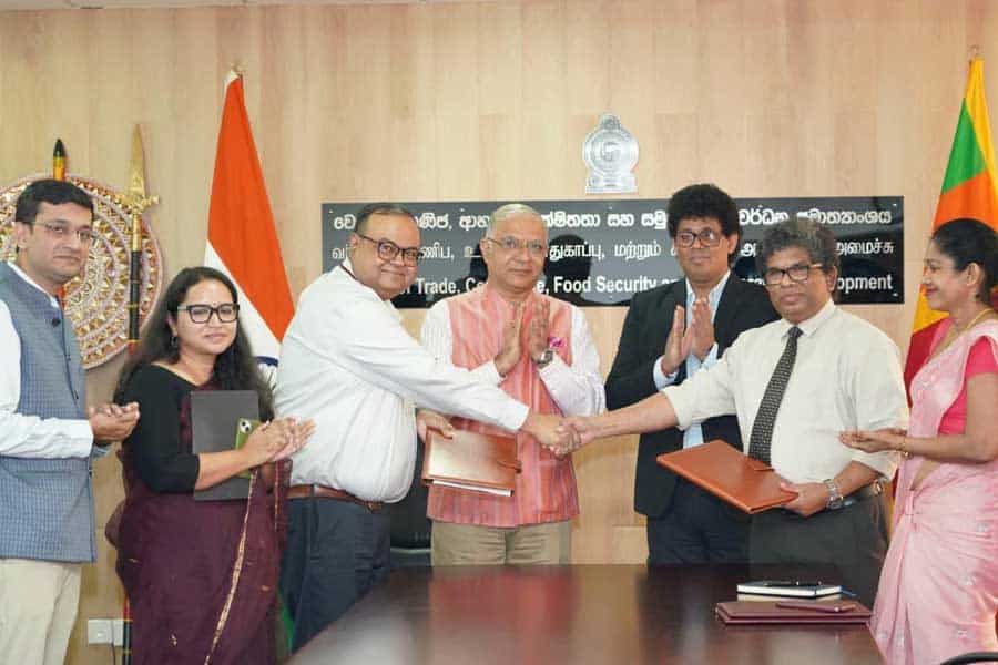 இந்தியாவிலிருந்து இலங்கைக்கு அத்தியாவசிய உணவுப் பொருட்களை விநியோகிப்பதற்கான புரிந்துணர்வு உடன்பாடு ஒன்று கையெழுத்திடப்பட்டுள்ளது.