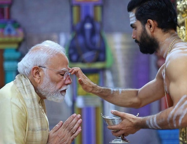 குஜராத் முதல்வர் மற்றும் பிரதமர் இந்தியாவின் எனத் தொடர்ந்து 25 ஆண்டுகளாகப் பொதுச்சேவை செய்து வரும் பிரதமர் நரேந்திர மோடியைப் பாராட்டி மத்திய அமைச்சரவையில் நேற்று சிறப்புத் தீர்மானம் நிறைவேற்றப்பட்டது.