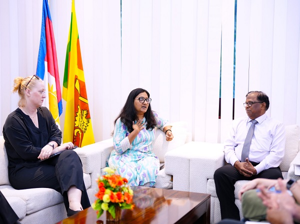 வடக்கு மாகாண ஆளுநர் நா.வேதநாயகனுக்கும், உலக வங்கிக் குழுவினருக்கும் இடையிலான சந்திப்பு நேற்று மாலை ஆளுநர் செயலகத்தில் நடைபெற்றது.