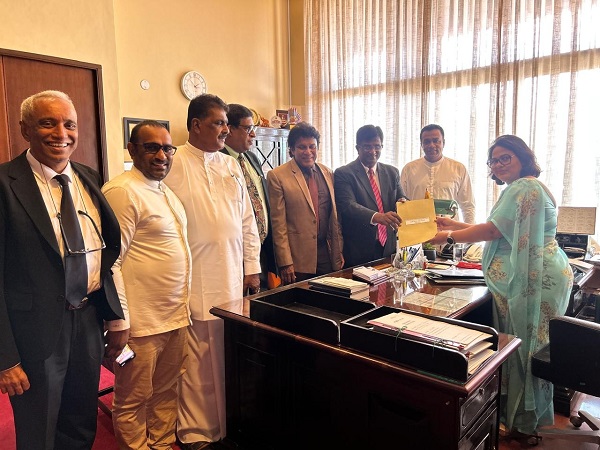 சபாநாயகர் ஜகத் விக்ரமரத்னவுக்கு எதிரான நம்பிக்கையில்லாப் பிரேரணை நாடாளுமன்ற செயலாளர் நாயகம் குஷானி ரோகனதீரவிடம் இன்று கையளிக்கப்பட்டது. 
