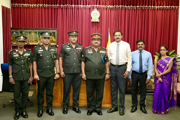 யாழ்ப்பாணம் மாவட்டத்தில் பாதுகாப்புப் படையினரின் பயன்பாட்டிலிருந்த 11.23 ஏக்கர் காணிகள் உத்தியோகபூர்வமாக விடுவிக்கப்பட்டு, அதற்கான ஆவணங்கள் மாவட்ட செயலரிடம் இன்று கையளிக்கப்பட்டன.