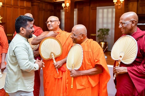 பிக்குமார்  சிறைச்சாலைகளுக்குள் தடுத்து வைக்கப்பட்டுள்ள விதம் மற்றும் சிறைச்சாலைகளிலிருந்து வெளியே அழைத்துச் செல்லப்படும் முறை தொடர்பில் காணப்படும் சட்டங்களைத் திருத்தி, புதிய நிலையான கட்டளைகளையும் ஒழுங்குவிதிகளையும் சமர்ப்பிப்பதற்காக ஒரு குழு நியமிக்கப்படும் என ஜனாதிபதி அநுர குமார திசாநாயக்க தெரிவித்தார்.
