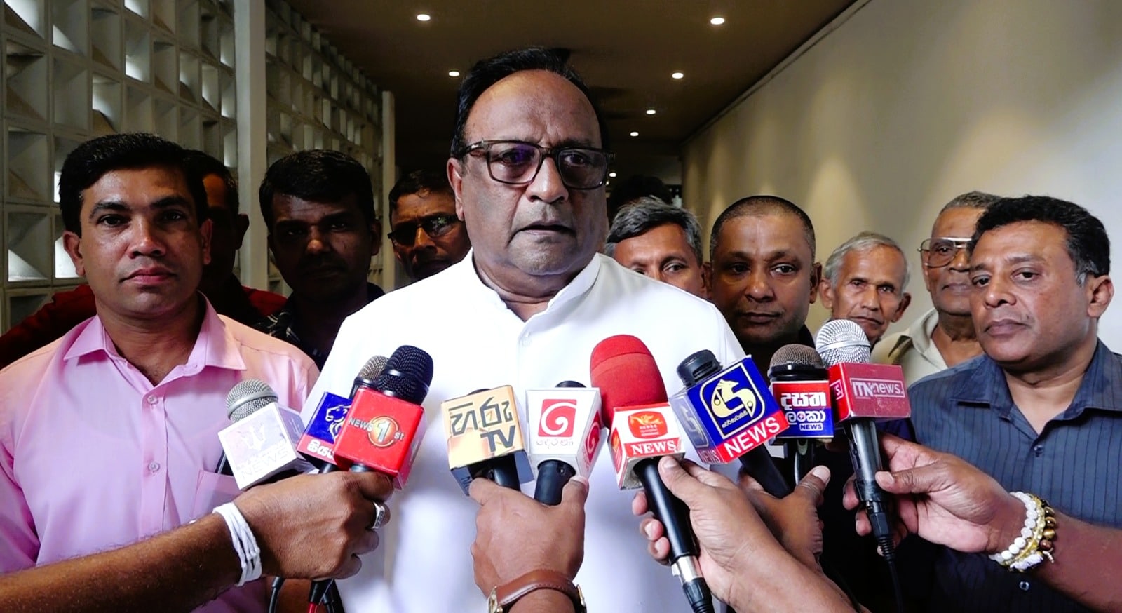 “போரை முடிவுக்குக் கொண்டுவந்த மஹிந்த ராஜபக்சவின் மனைவி மற்றும் மகன் ஆகியோரைக் கைது செய்து, தமிழ் பிரிவினைவாத டயஸ்போராவைத் திருப்திப்படுத்தும் செயலை இந்த அரசாங்கம் முன்னெடுத்து வருகிறது” என்று ஸ்ரீலங்கா பொதுஜன பெரமுன கட்சியின் முக்கியஸ்தரும் முன்னாள் அமைச்சருமான சரத் வீரசேகர குற்றஞ்சாட்டியுள்ளார்.