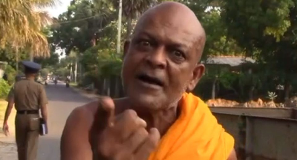 சவூதி அரேபியாவில் மரண தண்டனை விதிக்கப்பட்டிருந்த அனோஜனுக்காக முன்நின்ற அரசாங்கம், ஞானசார தேரர் விவகாரத்தில் மாறுபட்ட நிலைப்பாட்டைப் பின்பற்றுவது ஏன் என்று அம்பிட்டிய சுமனரத்தன தேரர் கேள்வி எழுப்பியுள்ளார்.