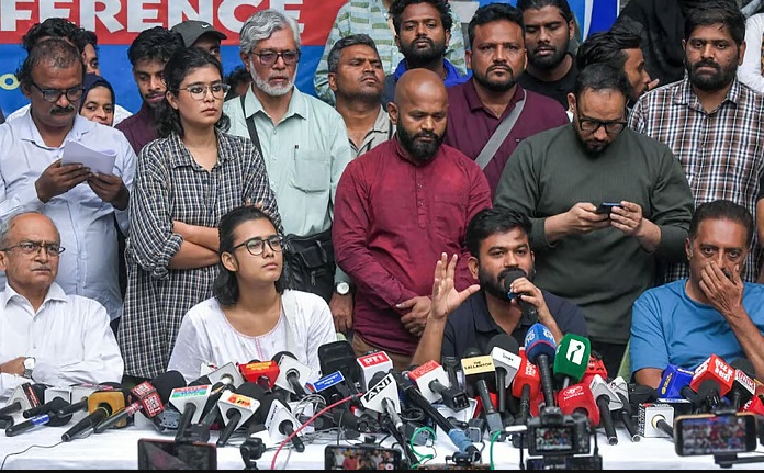 கரப்பான் பூச்சி ஜனதா கட்சி (CJP) டெல்லியில் நாளை (16) நடத்த உள்ள மூவர்ணக் கொடி போராட்டத்துக்கு தடை விதிக்க டெல்லி உயர் நீதிமன்றம் மறுத்துவிட்டது.